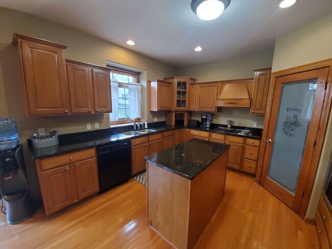 Building Photo - Menomonee Falls 4 bedroom