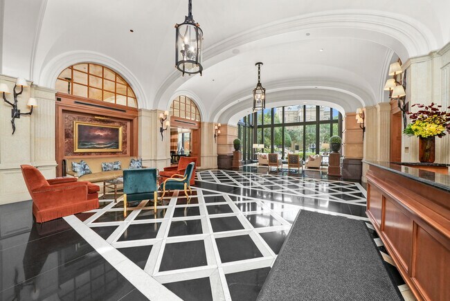 Building Photo - 2550 N Lakeview Ave