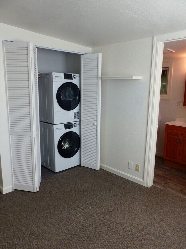 Building Photo - MON301