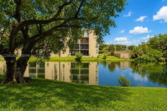 Building Photo - 8895 Fontainebleau Blvd