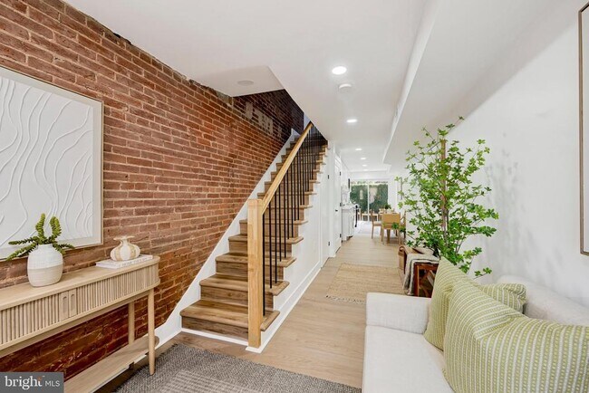 Building Photo - 203 S Madeira St