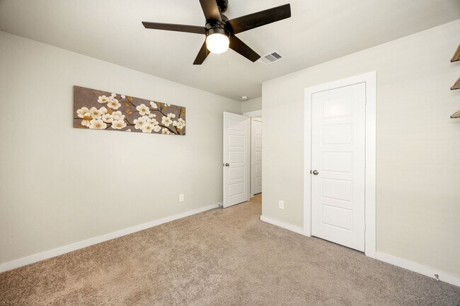 Building Photo - 723 Larkspur Shadow Dr
