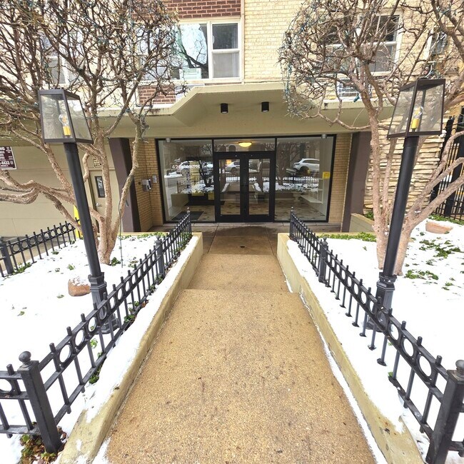 Building Photo - 420 W Aldine Ave