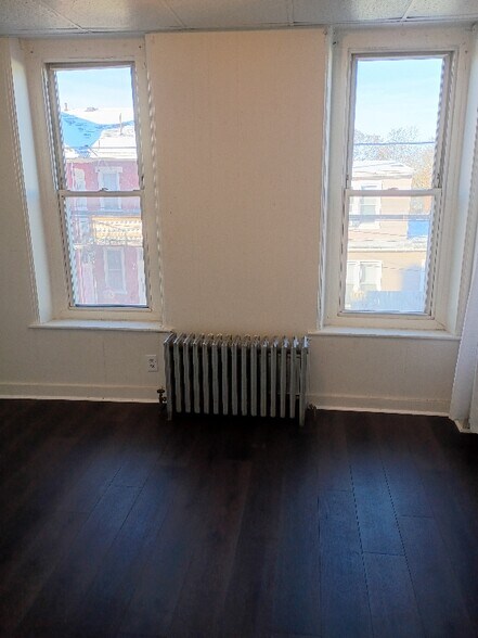 Building Photo - 406 N 4th St