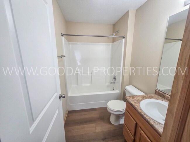 Building Photo - Summer Special! 2-Bedroom, 2.5-Bath Townhome in Urbandale with 2-Car Attached Garage