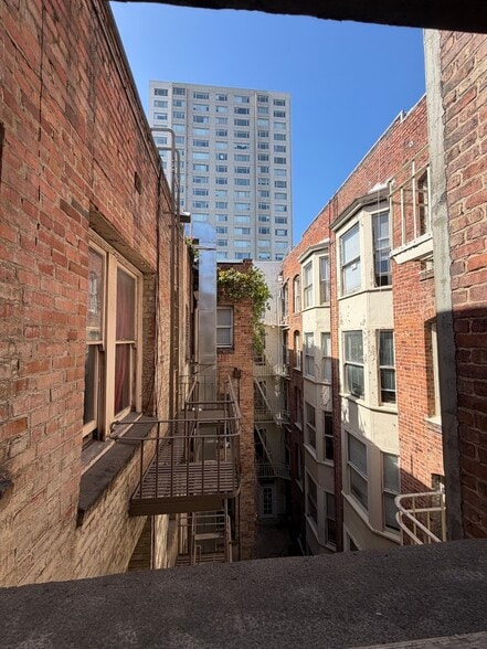 Interior courtyard view from kitchen window - 700 Mason St