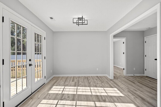 Building Photo - Fully Renovated 3 Bedroom in Southport!