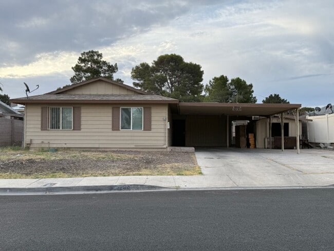 Building Photo - 4 Bedroom 2 Bathroom  Tropicana & Mountain...