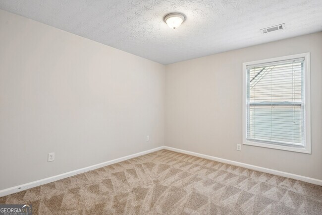 Building Photo - 2040 Village Green Dr