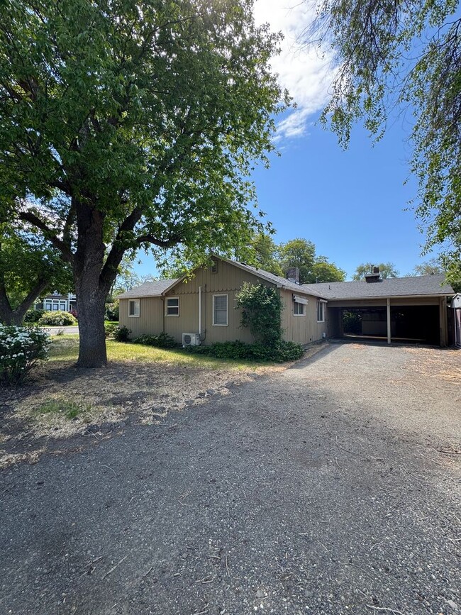 Building Photo - Cozy 2-Bed with Spacious Living, Parking, Pets OK!