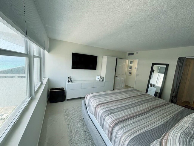 Building Photo - 3140 S Ocean Dr