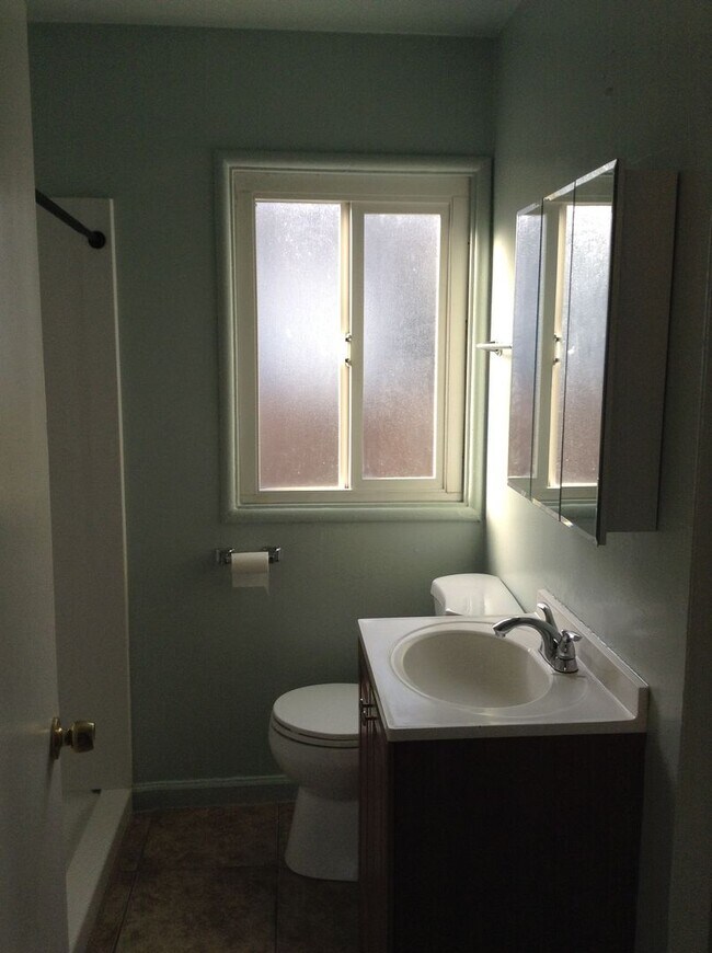 Building Photo - Cute Duplex front unit available
