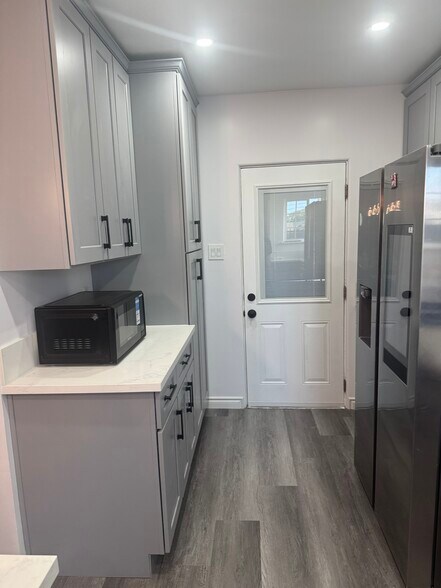 Kitchen view - 1 - 445 W Ellis Ave