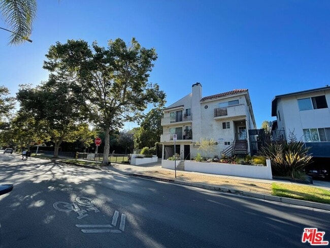 Building Photo - 7327 Willoughby Ave
