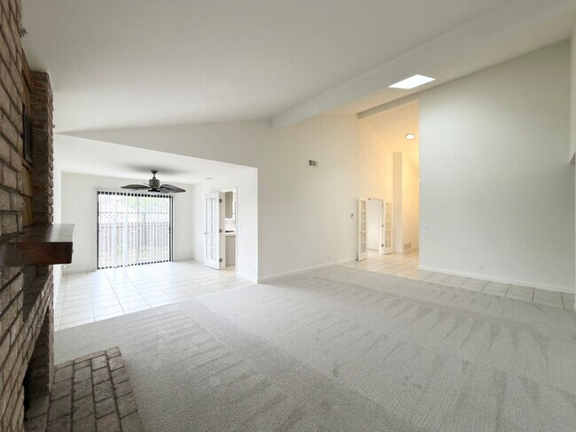 Building Photo - Centrally Located Single Level in Oceanside!