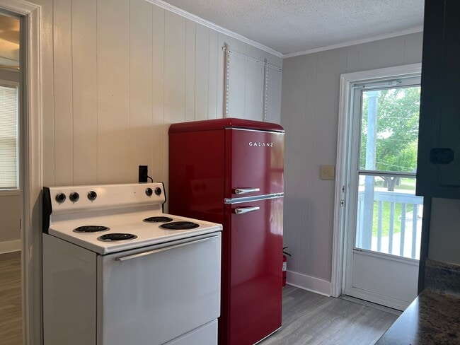 Building Photo - Walk to the Beach - 2 Bedroom, 1 Bath, Unfurnished, 2nd Floor Apartment! Available Now!