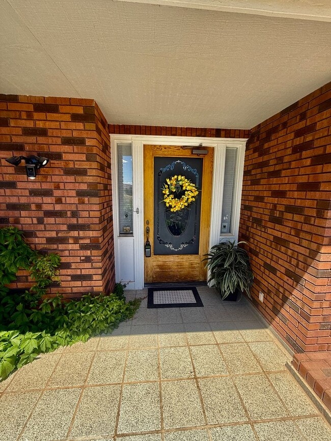 Building Photo - Distinctive and Spacious 5-BR Home in Bloomington