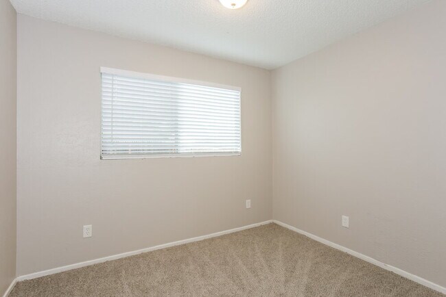 Building Photo - 3900 Dogwood Ct