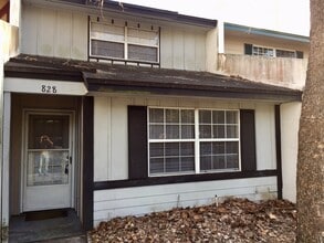 Building Photo - 2 Bed 1.5 Bath two story condo.