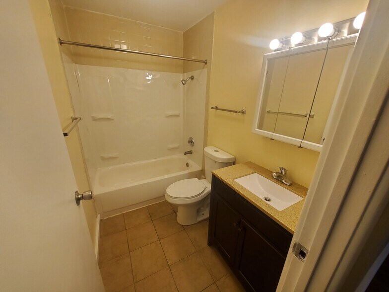 Building Photo - 1532 Hobson Dr