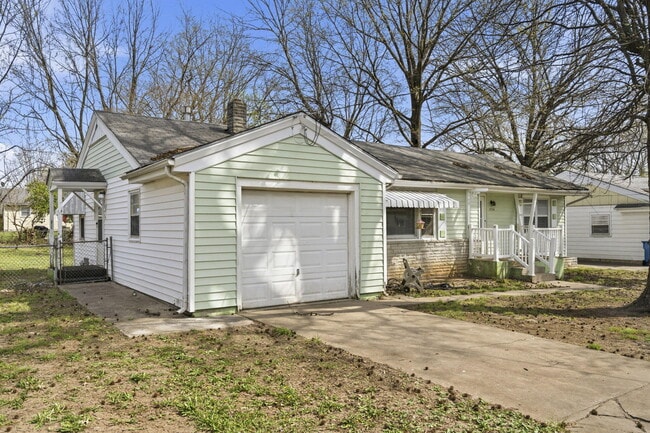 Building Photo - 1736 N Kentwood Ave