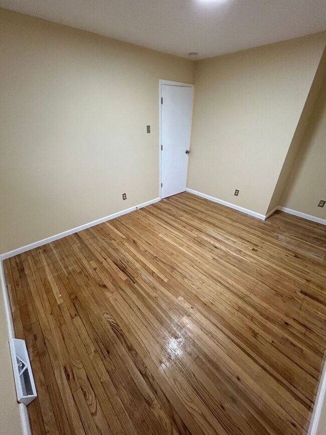Building Photo - Charming 3-Bedroom Home with Fenced Backya...
