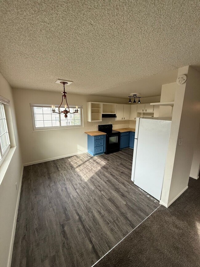 Building Photo - Spacious 3 Bedroom 2 Bathroom Condo in East Denver!