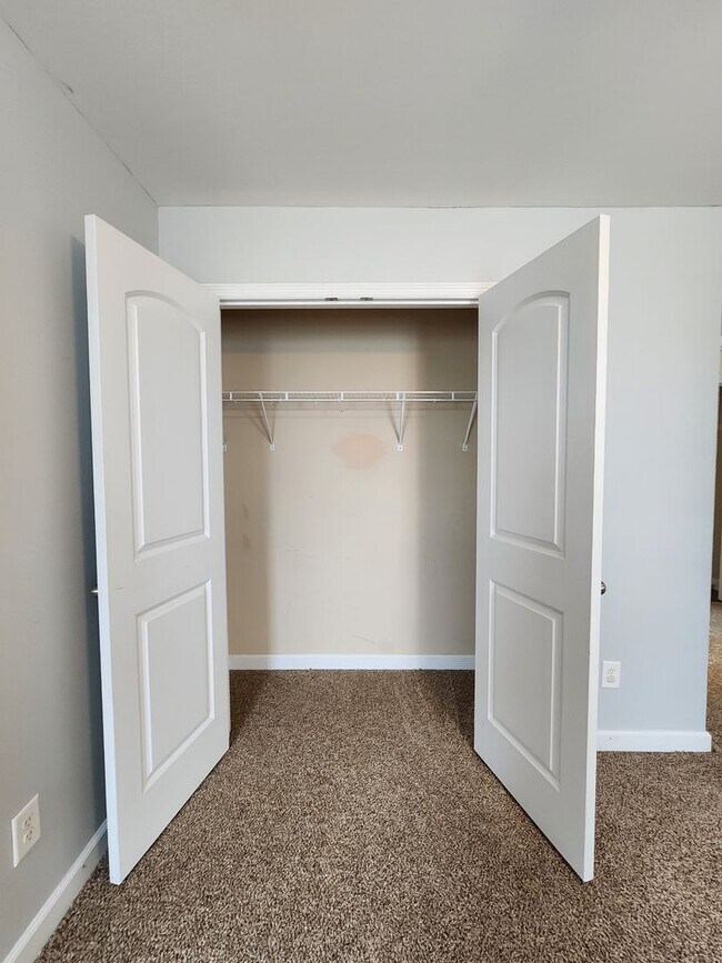 Building Photo - 208 Lockwood Ct