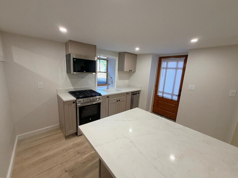 Building Photo - 261 Mount Auburn St