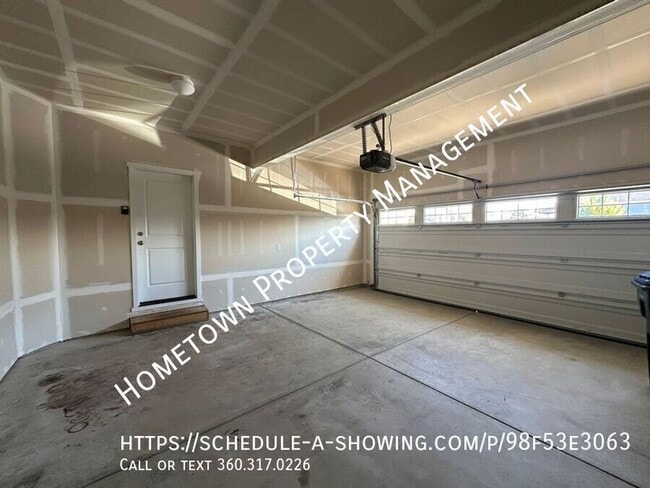 Building Photo - 6918 Oleander Ave NE