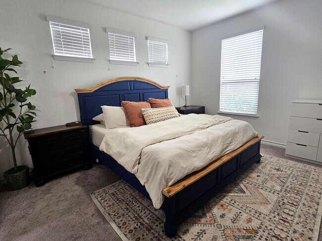 Building Photo - Adorable 3 Bed / 2.5 Bath Home in 51 East