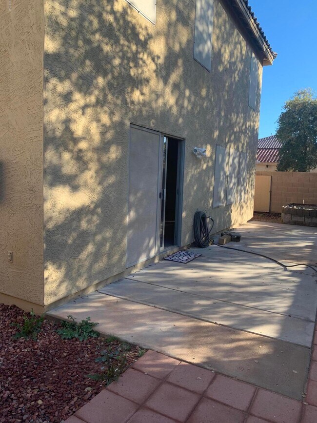 Building Photo - 2277 E Palm Beach Dr