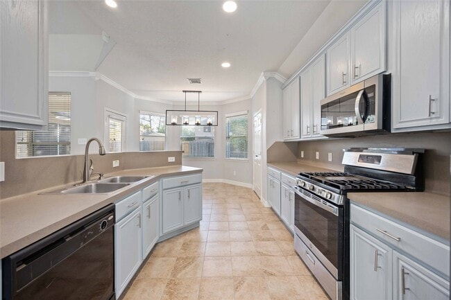 Building Photo - 15018 Summer Knoll Ln