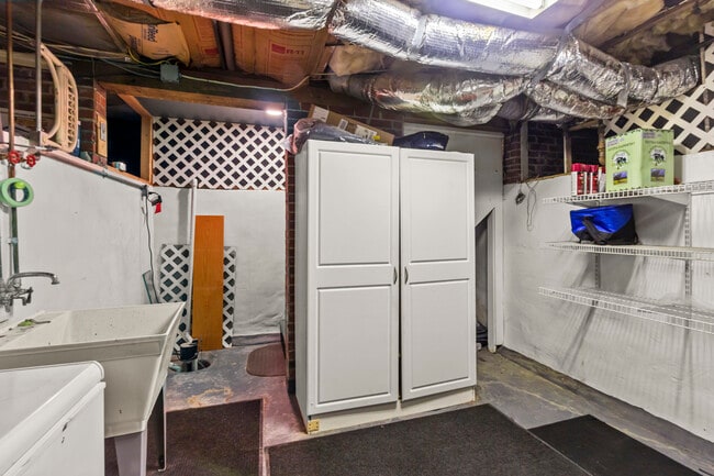 Building Photo - 1502 Tryon Rd