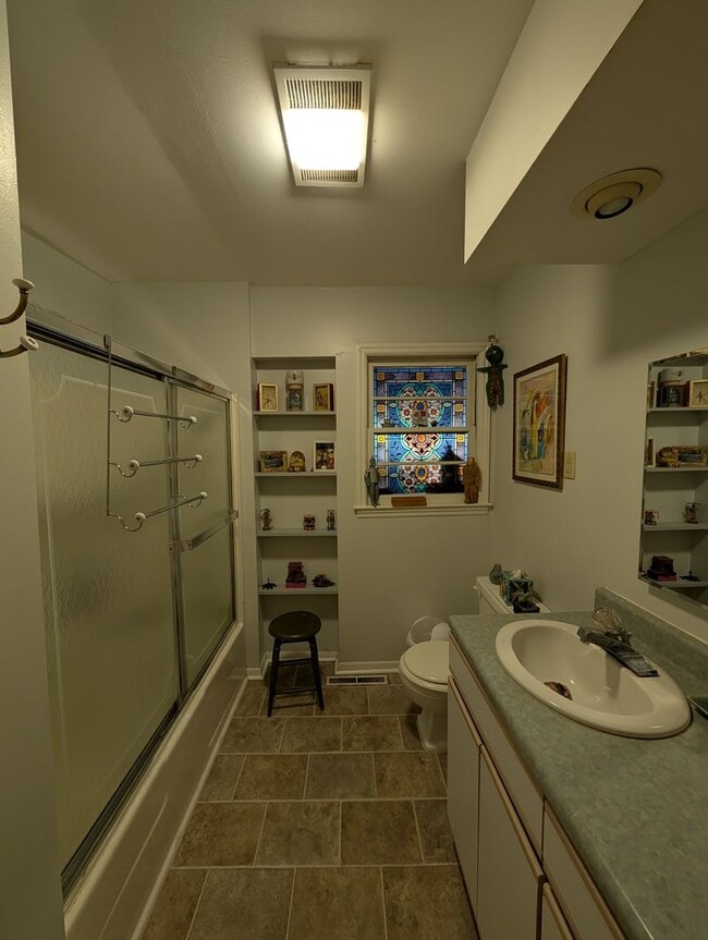 Building Photo - Black Mountain Rental!