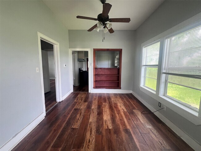 Building Photo - 709 Harrison Ln