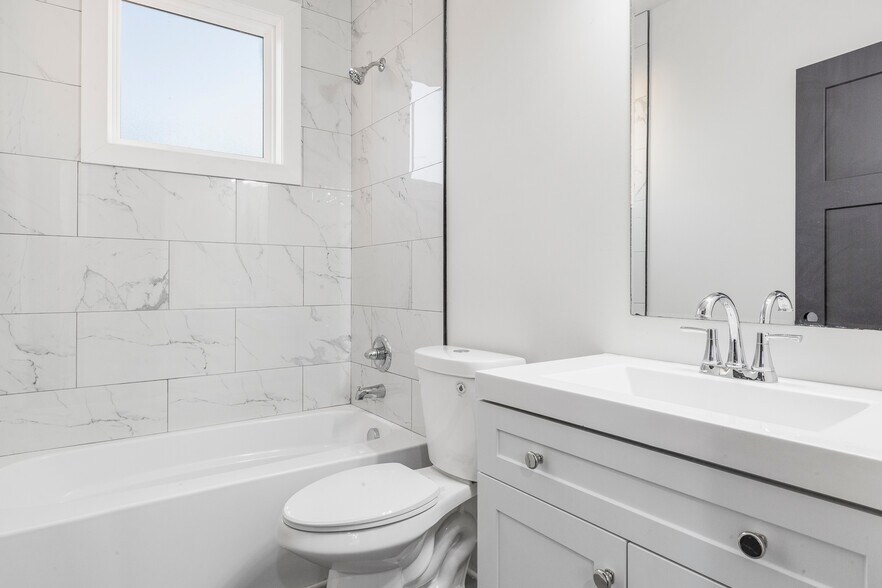 Bathroom - 614 Vincennes St