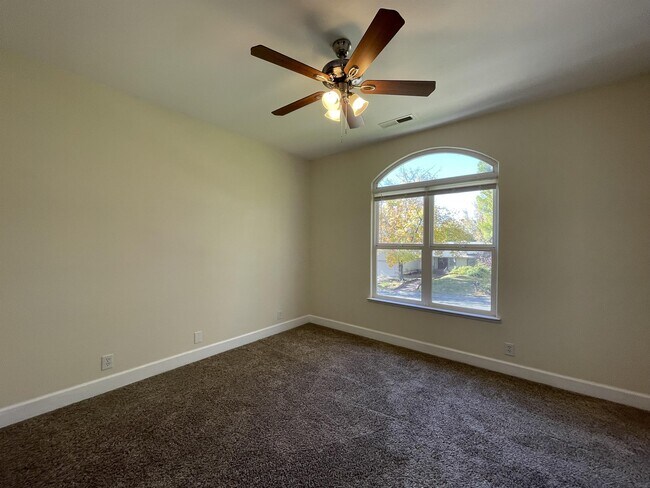 Building Photo - 929 Yosemite Dr