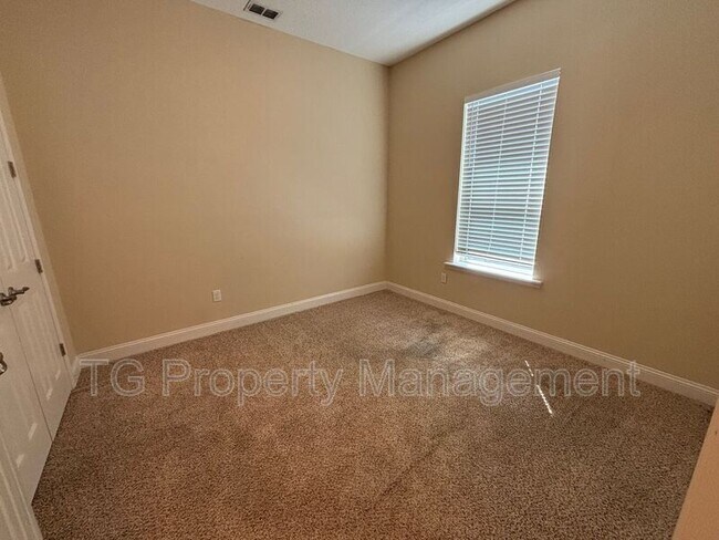 Building Photo - 157 Cloisterbane Dr