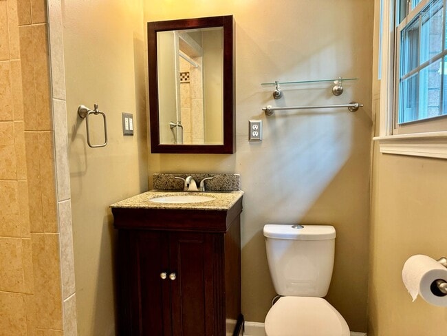 Building Photo - Nice 4BR Home in Perfect Location