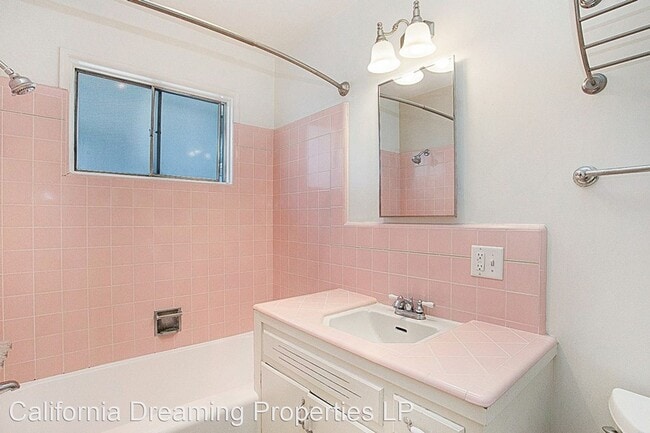 Building Photo - 520-524 Avenida Victoria