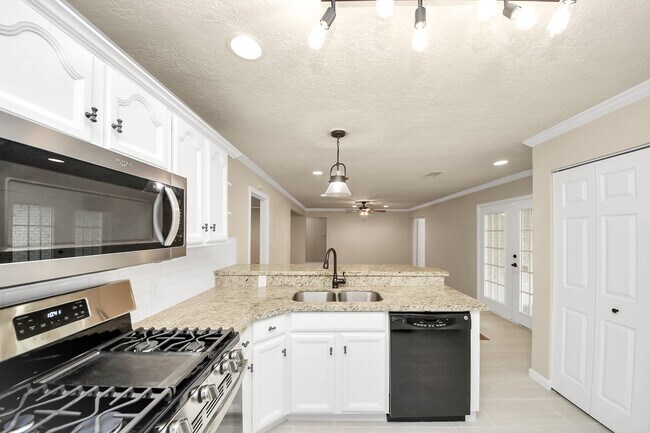 Building Photo - 2215 Gardenia Dr