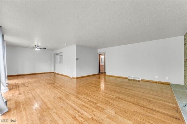 Building Photo - 6481 Glenwillow Dr