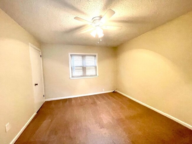 Building Photo - Large House with A/C, deck, updated kitchen, laundry, pet friendly September 1st