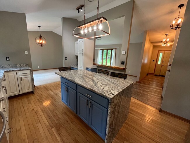 Building Photo - Beautiful 4 Bedroom 3 Bath Home in Cloquet...
