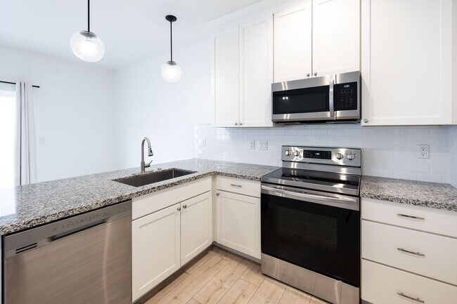 Building Photo - BEAUTIFUL 3 BED 2.5 BATH TOWNHOME IN SUGAR CITY