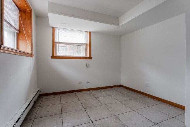 Building Photo - Lincoln Square / Ravenswood - 2 Bed / 1 Ba...