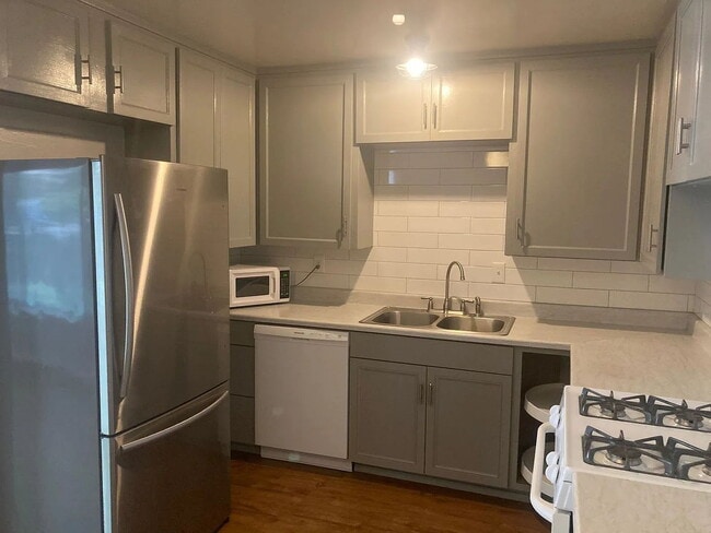 Building Photo - Charming 2 Bed / 1 Bath Back House – Utilities Included