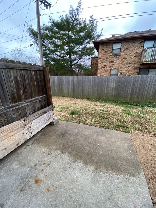 Building Photo - 2 bedroom 1.5 bath Townhome in a great loc...