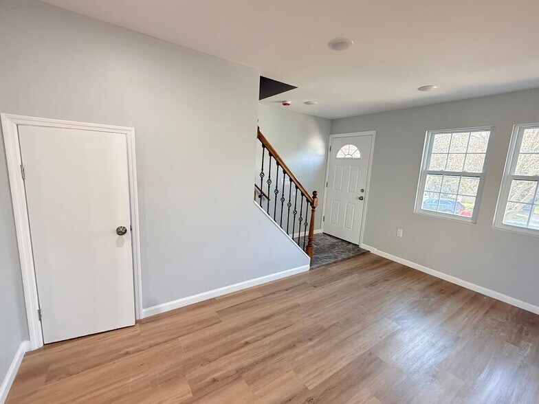 Building Photo - 13 Roosevelt Ave